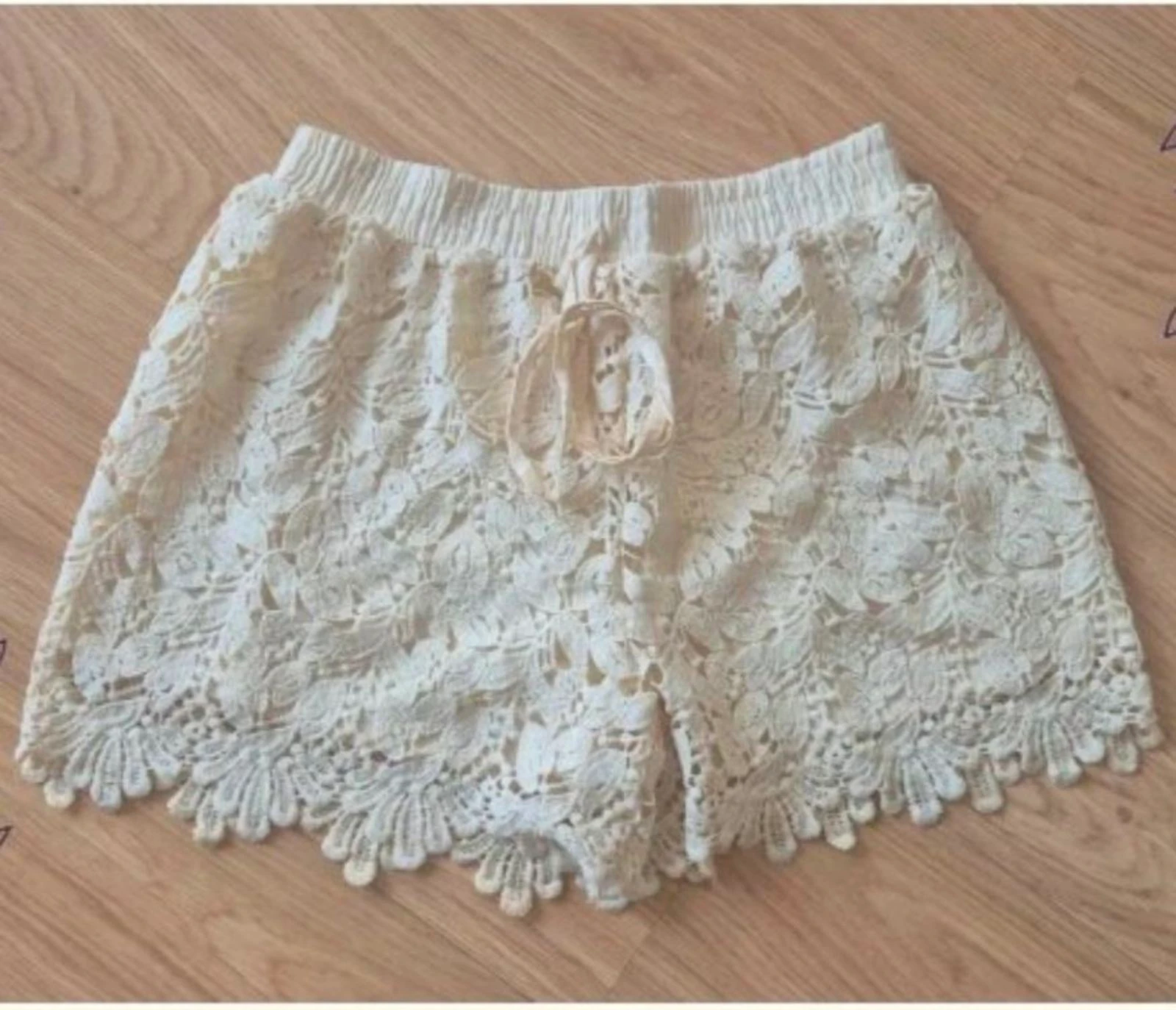 Calções rendados e com forro Novos Cor creme Tamanho S/ M